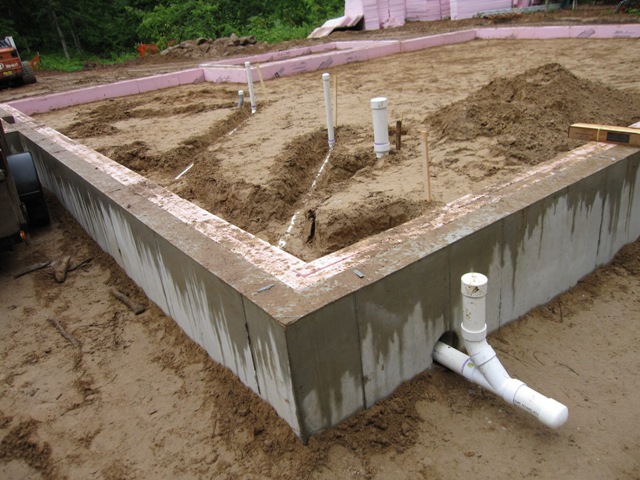 Закладные для воды под фундамент дома. Варианты прокладки труб в ленточном фундаменте